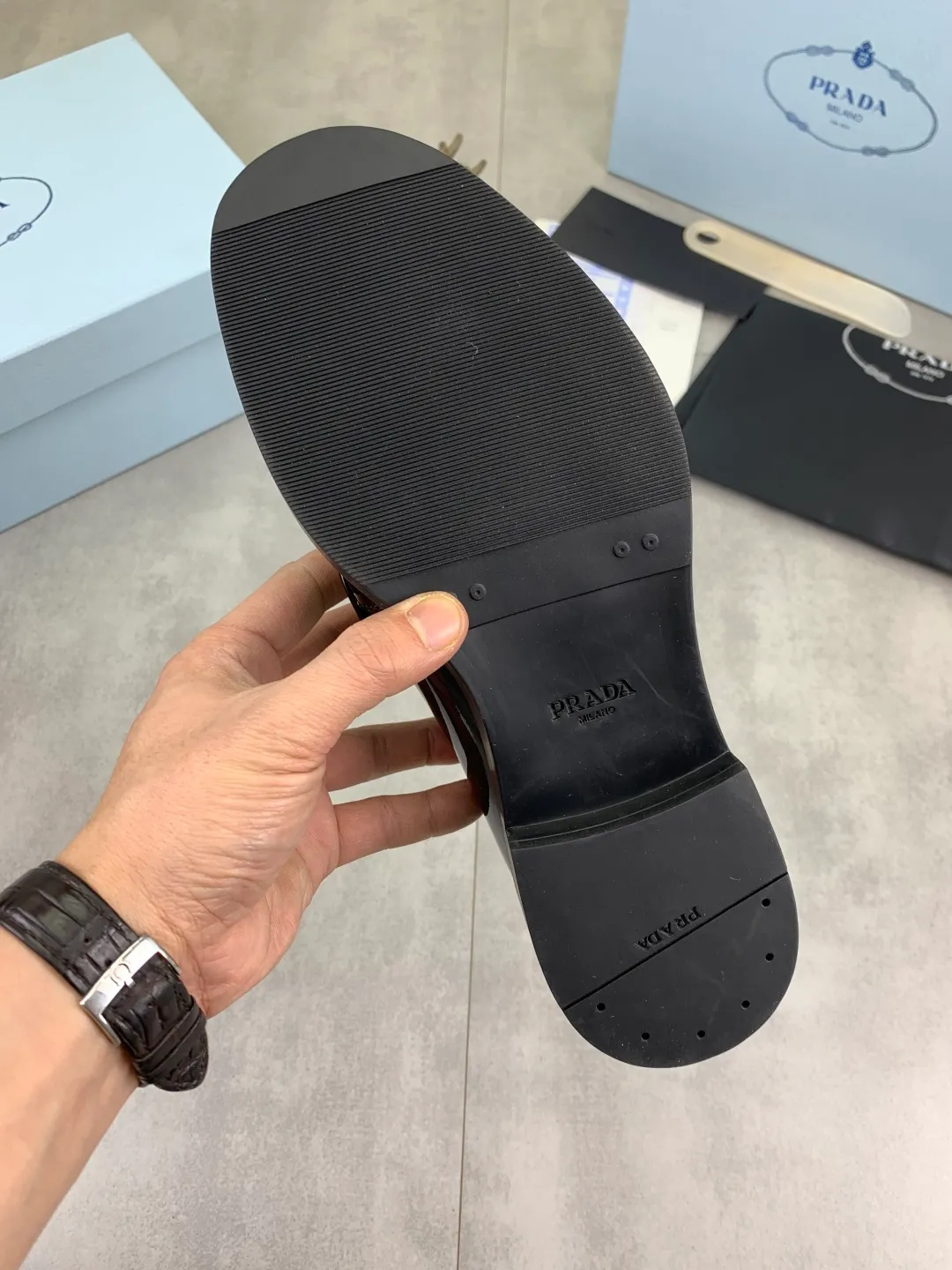 Men's Men's Shoes💰P640💰[New Style] High Quality Water-dyed Niuli 🆘[PRADA] Prada's latest casual business leather shoes for men! Listed simultaneously! The fabric is made of specially imported original calfskin, and the interior is made of imported water-dyed cowhide. It is absolutely luxurious and leads the fashion trend. High-end combination rubber outsole, size: 38-44 (45 and 46 can be customized) 3️⃣ colors available